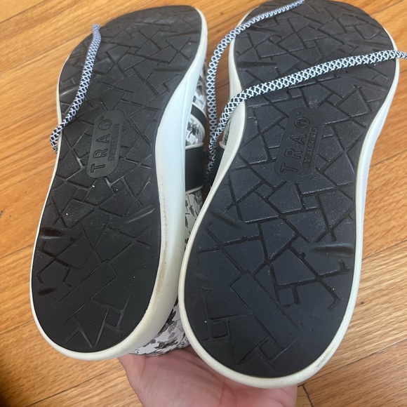 TraQ by Algeria sneakers. Womens size 10 - Picture 6 of 15